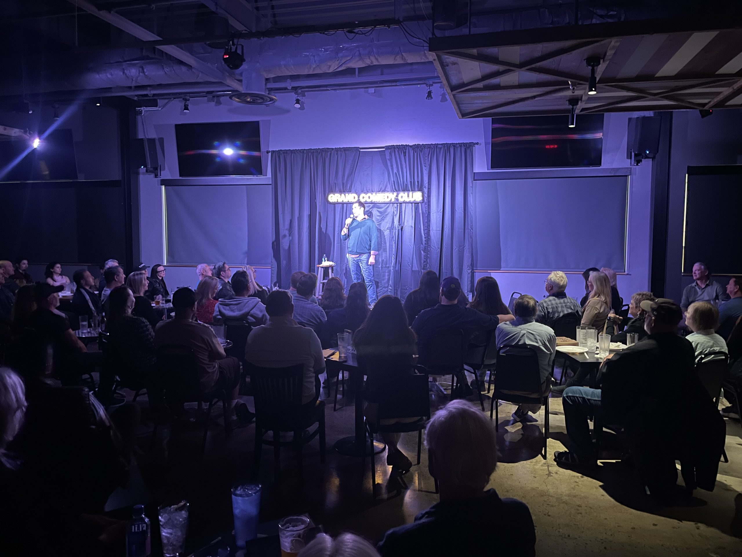 Volante de Micrófono abierto (solo comedia) ¿Eres gracioso? – Grand Comedy Club